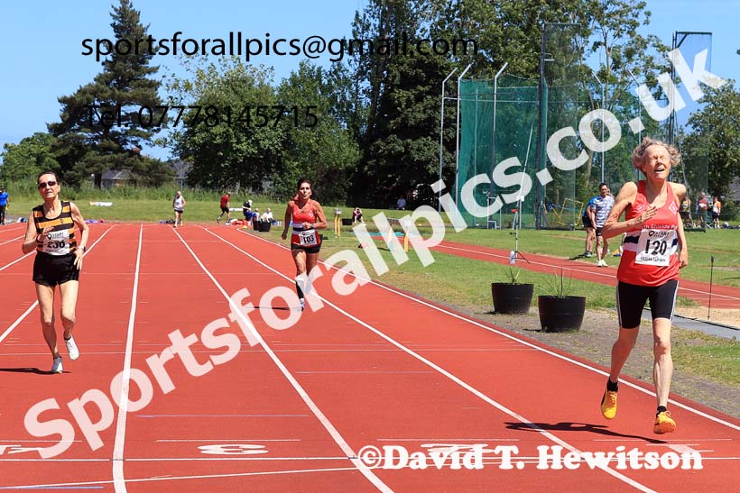 Womens 400 metres, 2024 NE Masters Track and Field Champs., Monkton Stadium, Jarrow.  Photo: David T. Hewitson/Sports for All Pics
